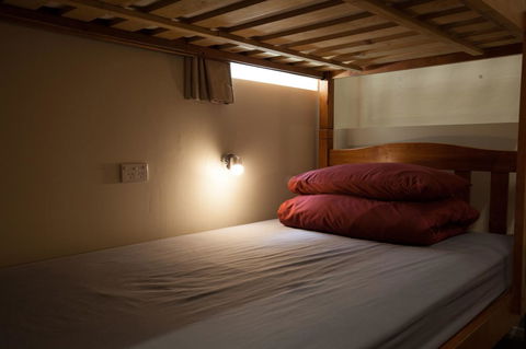 Mad Monkey Broadway - Accommodation Redcliffe 2