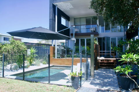 Casuarina Beachfront House - Hostie Properties - Accommodation Redcliffe 4
