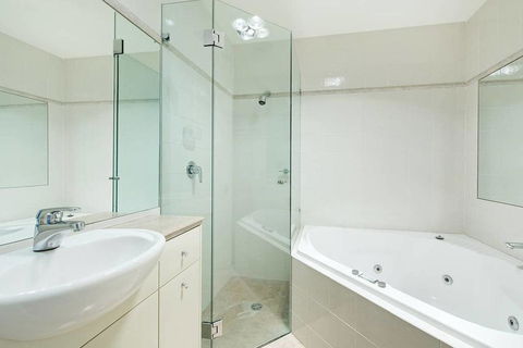 STUNNING MANLY VIEWS - Accommodation Redcliffe 1