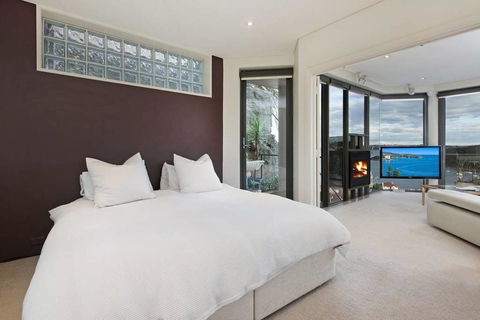 STUNNING MANLY VIEWS - Accommodation Redcliffe 7