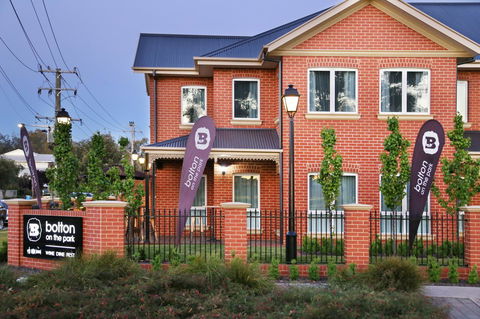 Best Western Plus Bolton On The Park - Accommodation Redcliffe 1