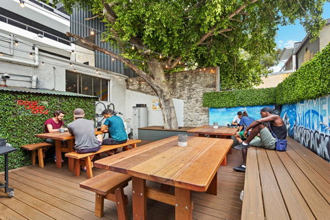Summer House Kings Cross - Accommodation Redcliffe 0