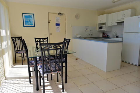 Beach House Holiday Apartments - Accommodation Redcliffe 11