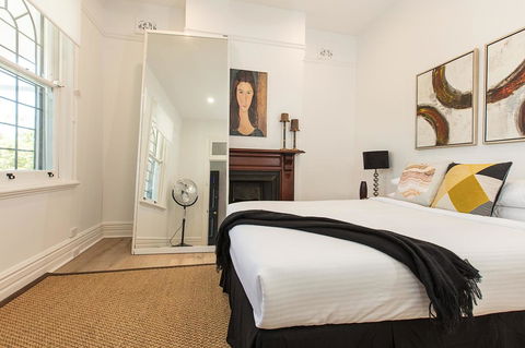 Elegant Family Home Close To Harbour And Views - Accommodation Redcliffe 2