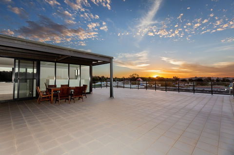 The Penthouse - Accommodation Redcliffe 33