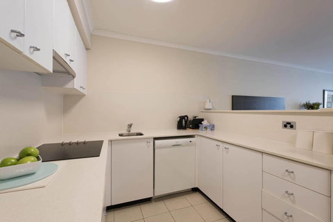 Grande Esplanade Studio - Accommodation Redcliffe 9