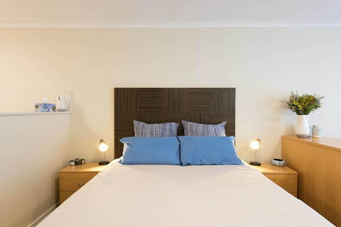 Grande Esplanade Studio - Accommodation Redcliffe 2