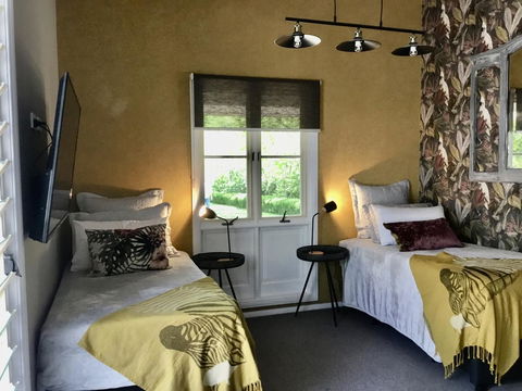Chanticleer Gardens Barn Cottage With A Pool - Accommodation Redcliffe 6