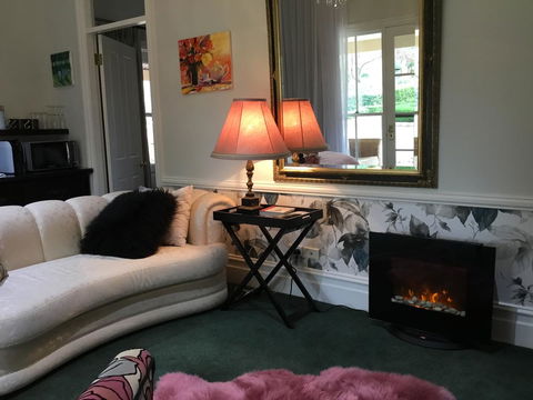 Chanticleer Gardens Barn Cottage With A Pool - Accommodation Redcliffe 42