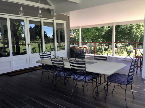 Chanticleer Gardens Barn Cottage With A Pool - Accommodation Redcliffe 5