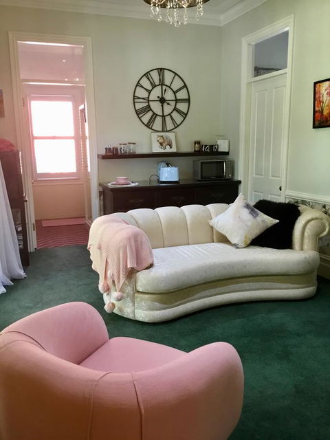 Chanticleer Gardens Barn Cottage With A Pool - Accommodation Redcliffe 41
