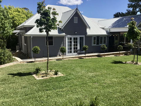 Chanticleer Gardens Barn Cottage With A Pool - Accommodation Redcliffe 9