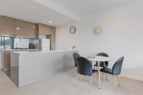 Stylish And Neat Two Bed Apartment In Wentworth Point - Accommodation Redcliffe 3