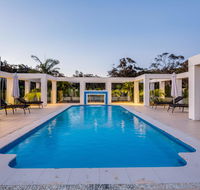One Mile Mansion - Private Coastal Retreat FREE FAMILY ADVENTURE PASS - Accommodation Redcliffe