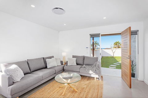 Modern Guest House - Accommodation Redcliffe 1