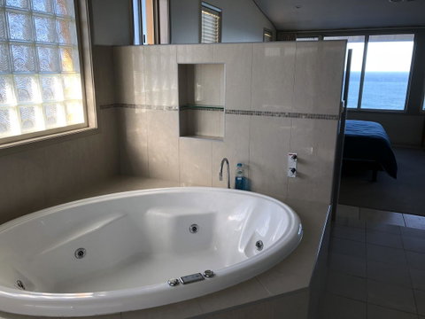 OceanScape Luxury Beachfront Villas - Accommodation Redcliffe 5
