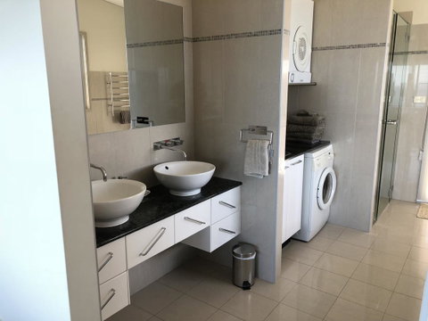OceanScape Luxury Beachfront Villas - Accommodation Redcliffe 4
