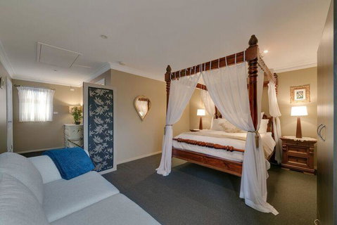 Mountainside B & B - Accommodation Redcliffe 28