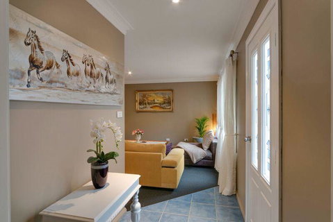 Mountainside B & B - Accommodation Redcliffe 4