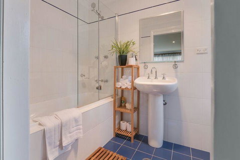 Mountainside B & B - Accommodation Redcliffe 5