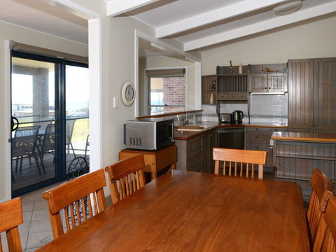 2 Cliff Road - Accommodation Redcliffe 5