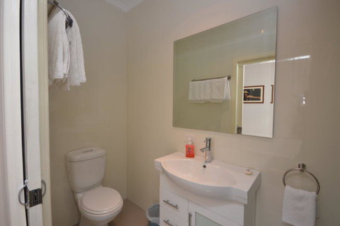 The Old Saddlery - Accommodation Redcliffe 2