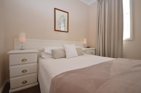 The Old Saddlery - Accommodation Redcliffe 7