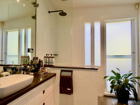 3 Storey Home Close Walk To Fox Studios SCG & City - Accommodation Redcliffe 11