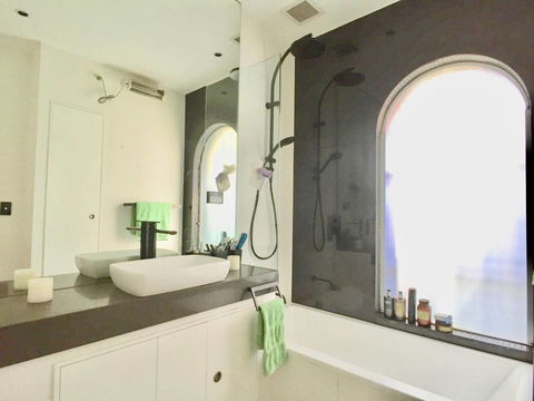 3 Storey Home Close Walk To Fox Studios SCG & City - Accommodation Redcliffe 5