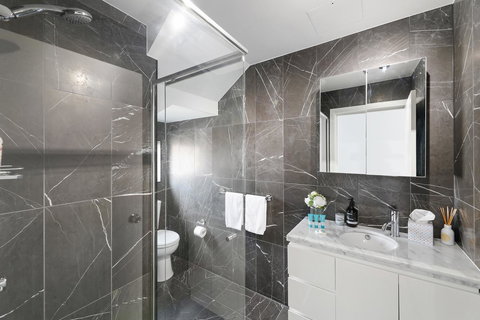 Darling Harbour Penthouse Views+Jacuzzi - Accommodation Redcliffe 5