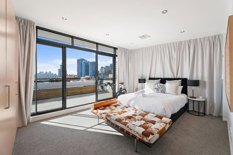 Darling Harbour Penthouse Views+Jacuzzi - Accommodation Redcliffe 0