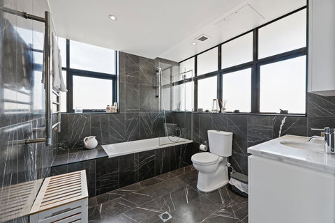 Darling Harbour Penthouse Views+Jacuzzi - Accommodation Redcliffe 3