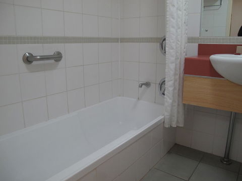 Crowne Plaza Alice Springs Lasseters, An IHG Hotel - Accommodation Redcliffe 5
