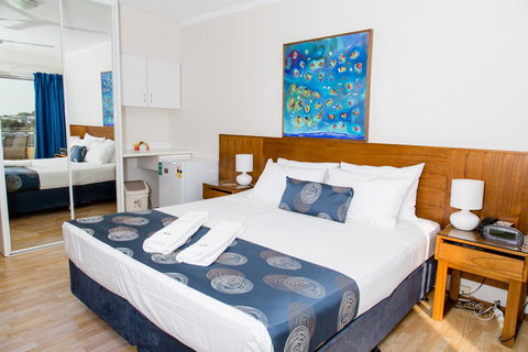 Cullen Bay Resorts - Accommodation Redcliffe 7