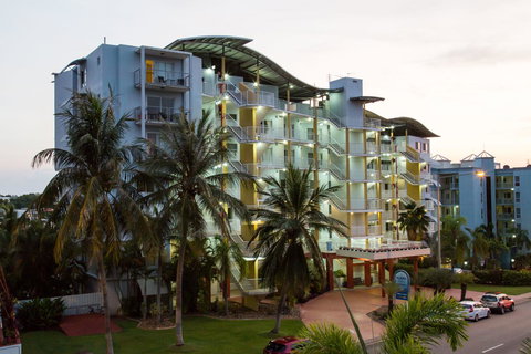 Cullen Bay Resorts - Accommodation Redcliffe 11
