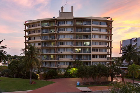 Cullen Bay Resorts - Accommodation Redcliffe 12