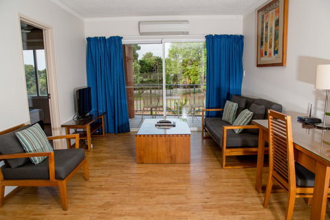 Cullen Bay Resorts - Accommodation Redcliffe 4