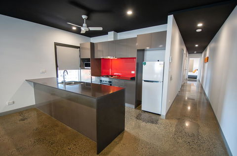 Magnum Serviced Apartments - Accommodation Redcliffe 8