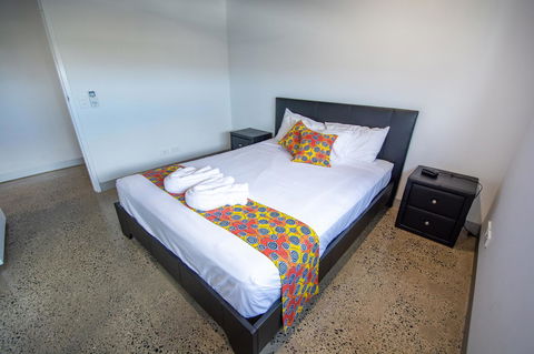 Magnum Serviced Apartments - Accommodation Redcliffe 9