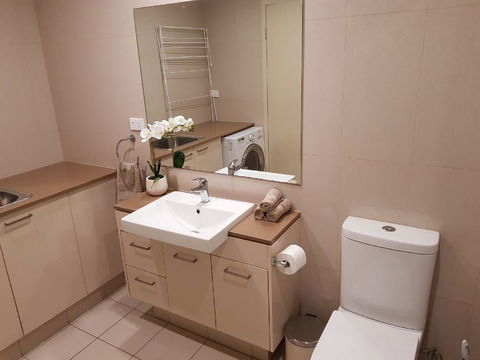 Darwin-Ocean Views, Tropical Getaway, Pool & Aircon - Accommodation Redcliffe 14