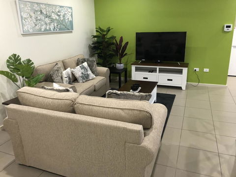 Darwin-Ocean Views, Tropical Getaway, Pool & Aircon - Accommodation Redcliffe 4
