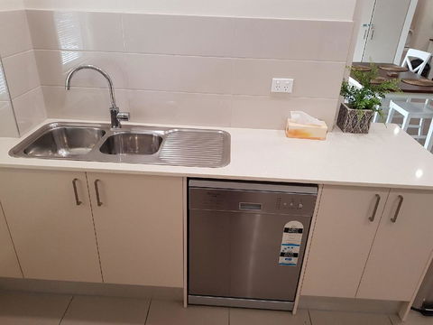 Darwin-Ocean Views, Tropical Getaway, Pool & Aircon - Accommodation Redcliffe 12