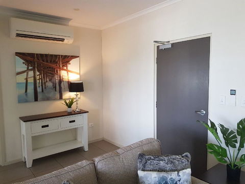 Darwin-Ocean Views, Tropical Getaway, Pool & Aircon - Accommodation Redcliffe 6