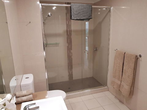 Darwin-Ocean Views, Tropical Getaway, Pool & Aircon - Accommodation Redcliffe 15