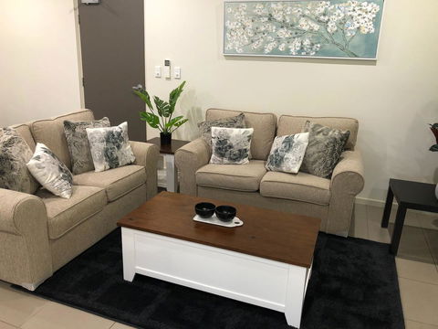 Darwin-Ocean Views, Tropical Getaway, Pool & Aircon - Accommodation Redcliffe 5