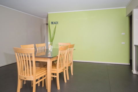 Corrigans Cove - Accommodation Redcliffe 11
