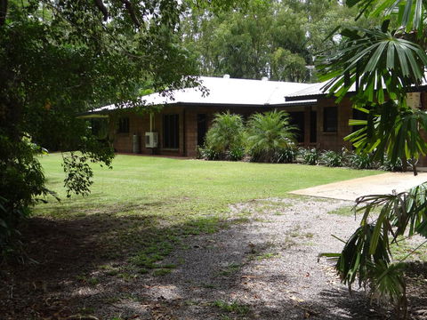DARWIN'S SHADY ACRES RETREAT - Accommodation Redcliffe 1