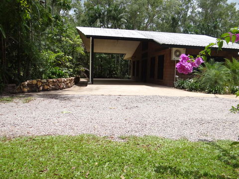 DARWIN'S SHADY ACRES RETREAT - Accommodation Redcliffe 2