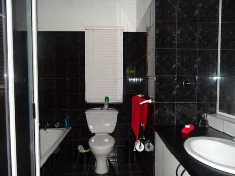 DARWIN'S SHADY ACRES RETREAT - Accommodation Redcliffe 33