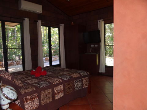 DARWIN'S SHADY ACRES RETREAT - Accommodation Redcliffe 38